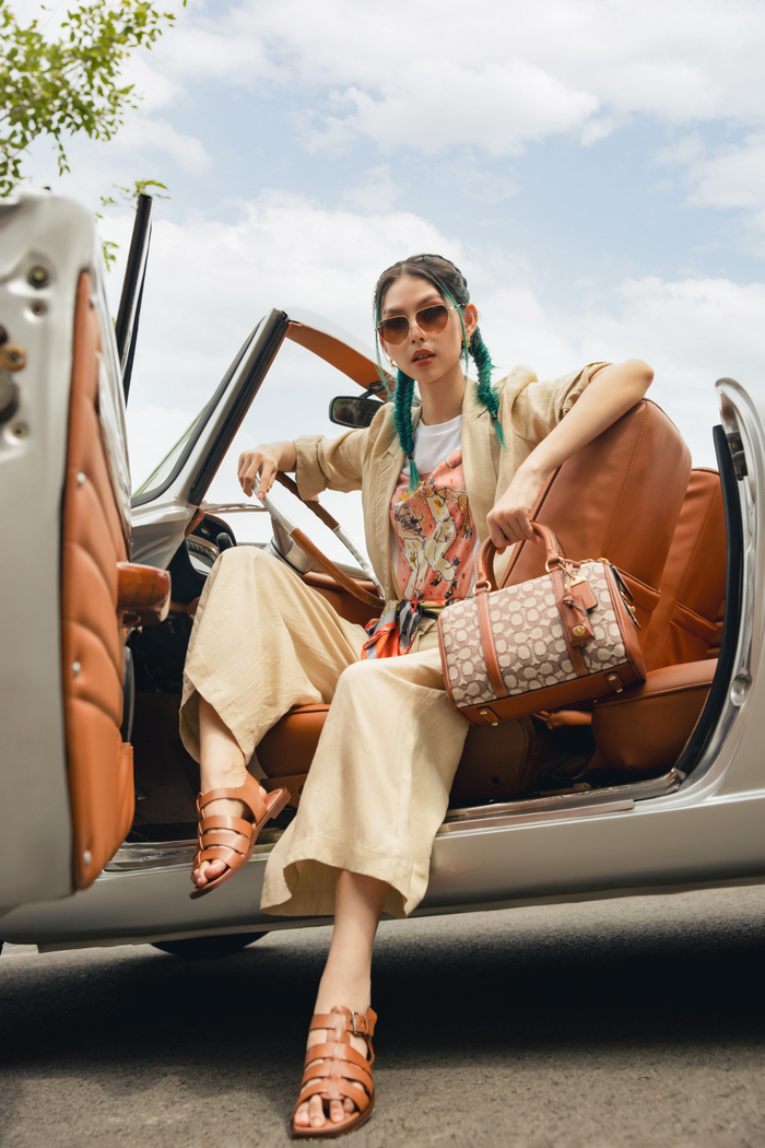 TyhD lại khác lạ trong outfit màu sắc trung tính với áo thun là một bức tranh vẽ vui tươi, sur tone cùng chiếc khăn khổ to được sử dụng thay thế thắt lưng.
