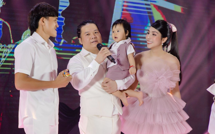 Sửu Nhi Do Re Mi bất ngờ nhận tấm huy chương vàng Sea Games từ bố đỡ đầu Nguyễn Trần Duy Nhất Ảnh 2