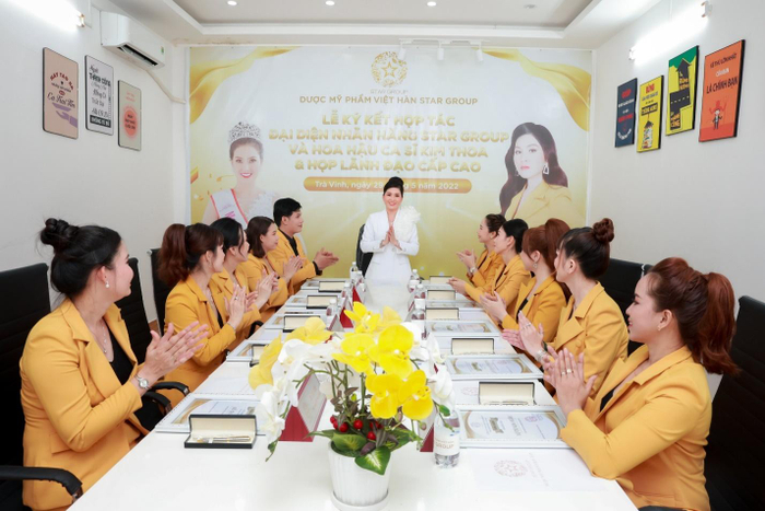 CEO Khanh Trần và các lãnh đạo cấp cao trong buổi họp