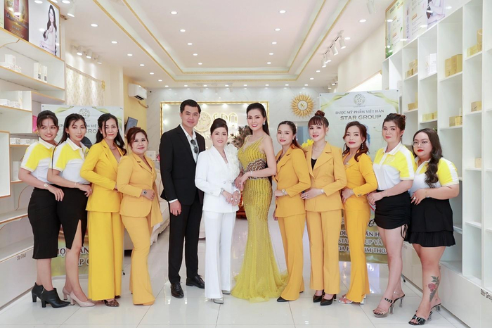 CEO Khanh Trần, ca sĩ Phú Quý, Hoa hậu – ca sĩ Kim Thoa cùng các lãnh đạo và Giám đốc hệ thống
