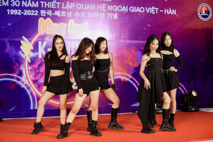 Các nhóm dự thi có sự đầu tư kỹ lượng từ âm nhạc, vũ đạo đến trang phục lẫn cách trang điểm