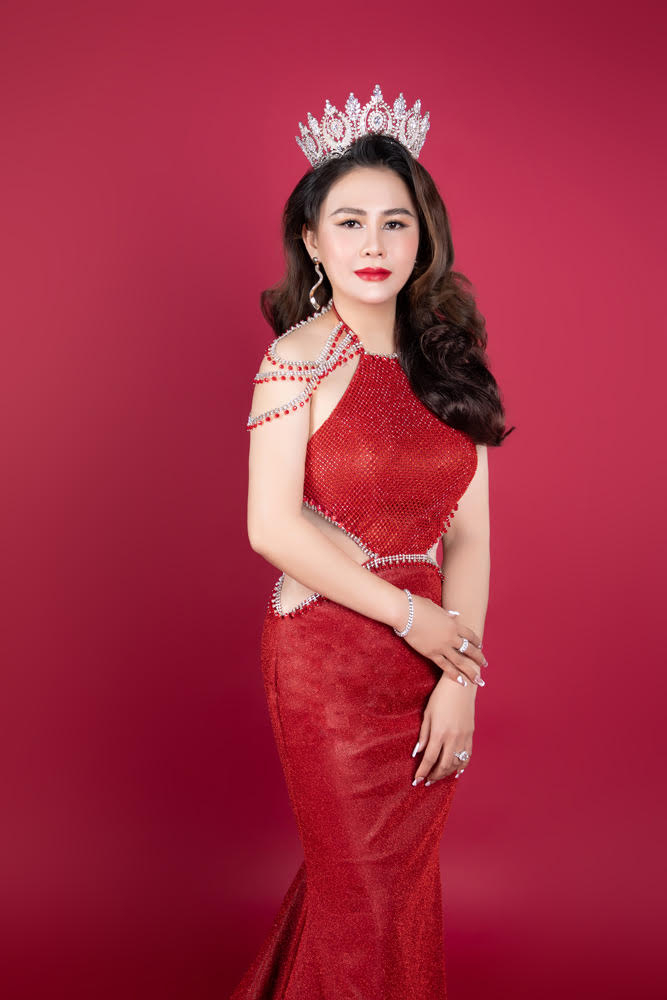 Hoa hậu thiện nguyện Kim Ngân lóng lánh vẻ đài các qua trang phục của NTK Tommy Nguyễn Ảnh 2