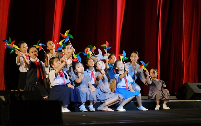 Cát Phượng rơi nước mắt khi đến tham gia chương trình dành cho trẻ em tự kỷ Ảnh 2