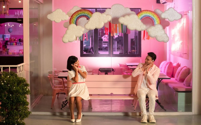 Chưa có con mà phải đóng MV thay tã, cho con uống sữa, học trò Tóc Tiên hóm hỉnh: 'Coi như tập trước vậy' Ảnh 2