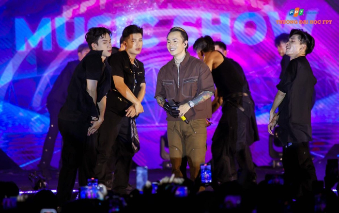 Binz mang loạt HIT đình đám 'quẩy tung' đại nhạc hội Music Show của Đại học FPT Ảnh 2