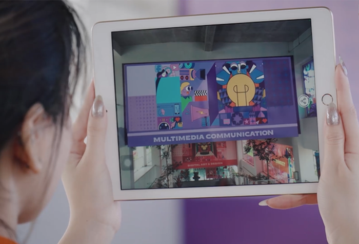 Bức tường “ma thuật” Business Administration, Multimedia communication, Digital Art & Design, Tourism service & Travel management… hiện lên sau ống kính là những câu chuyện thú vị, màu sắc tươi sáng, đưa gen Z đi khám phá muôn điều mới mẻ về các ngành học ở trường