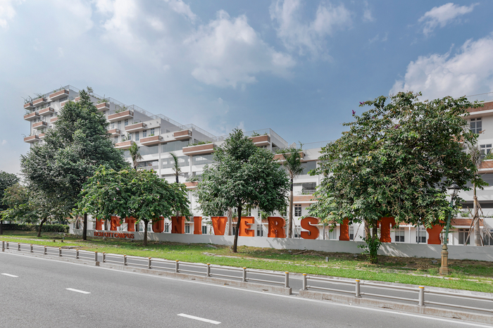 Vòng quanh campus “xịn sò” của ĐH FPT tại TP.HCM, không ít teen đã phải ồ lên thán phục bởi ngôi trường này “ảo” quá. Từ vạn ngõ ngách “sống ảo” tới cả tham quan “ảo”, MC “ảo” thế này thì chất chẳng kém cạnh các trường đại học trên thế giới