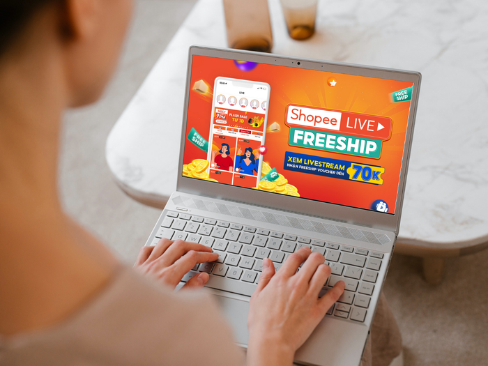 Mở ứng dụng Shopee và truy cập Shopee Live ngay để đón niềm vui, nhận freeship và mua sắm an toàn cùng Shopee Live.