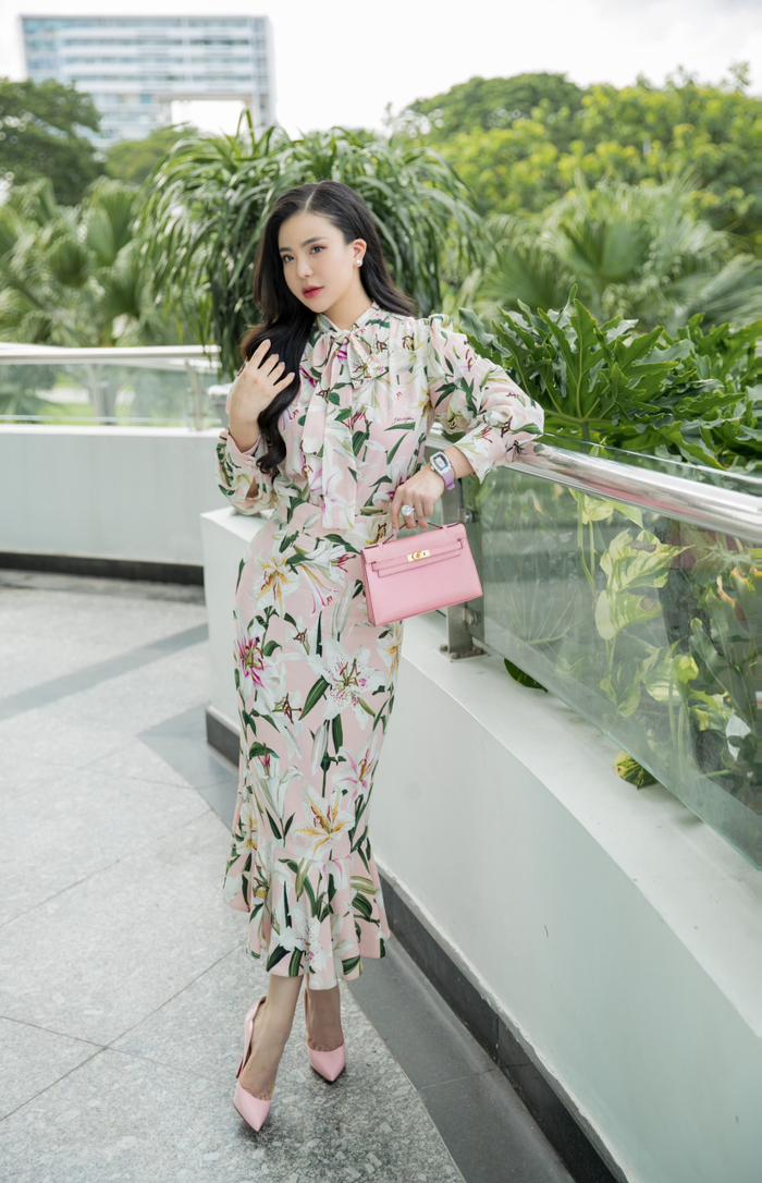 Nữ doanh nhân diện váy thanh lịch đến từ nhà mốt Dolce Gabbana, phối với phụ kiện sang trọng như đồng hồ Richard Mille, túi hiệu Hermes, trang sức kim cương trị giá tiền tỷ.