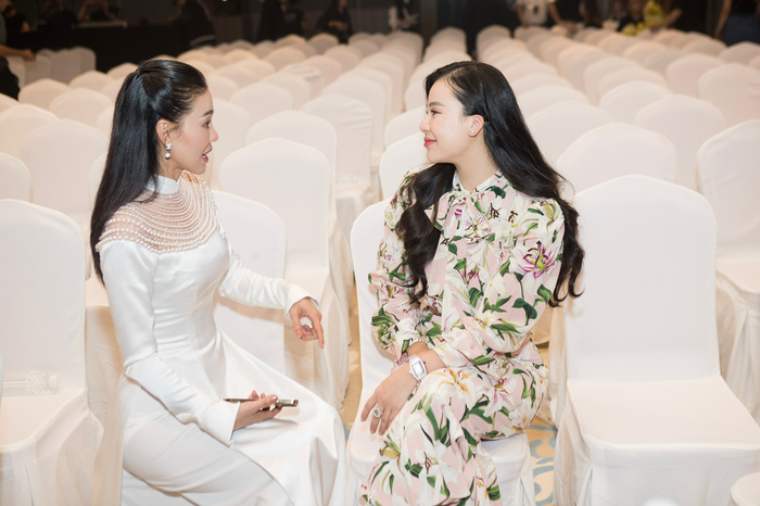 Nữ doanh nhân có cuộc chuyện trò thân mật cùng “bà trùm Hoa hậu” trước giờ G. Cô chia sẻ cảm nhận về Miss Grand International, cuộc thi mang tính giải trí cao, đồng thời người đăng quang có cơ hội đến nhiều nơi trên thế giới tham gia các hoạt động từ thiện, quảng bá, lan tỏa thông điệp 'chấm dứt chiến tranh và bạo lực'.