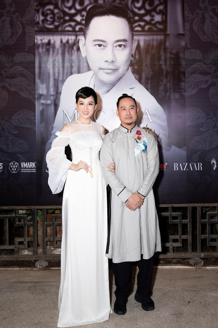 Hoa hậu Huỳnh Thúy Anh cùng NTK Võ Việt Chung