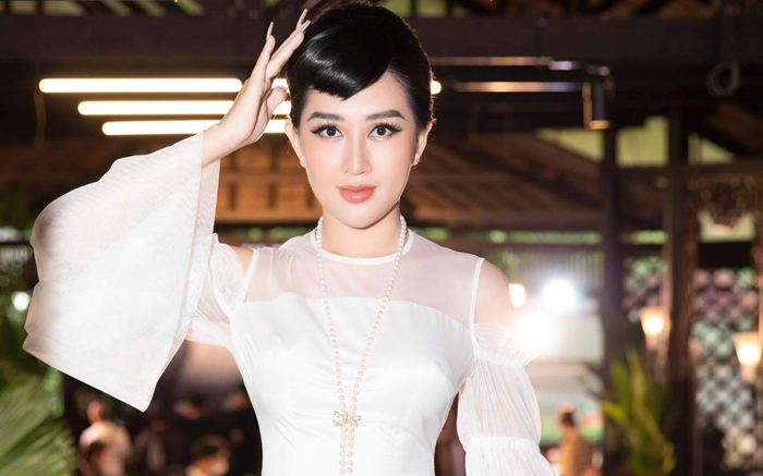 Hoa Hậu Huỳnh Thuý Anh hoá cô Ba Sài Thành trong show NTK Võ Việt Chung Ảnh 2