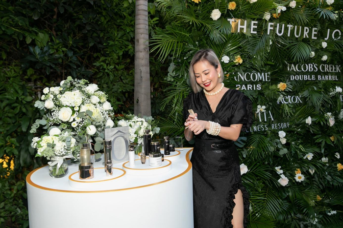 Stylecoach Bùi Việt Hà trải nghiệm Bộ sản phẩm Chăm sóc da cao cấp và bán chạy nhất - Absolue và Advanced Genifique từ Thương hiệu Lancome