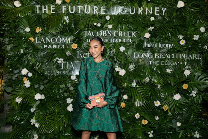 Ca sĩ Đoan Trang xuất hiện trong trang phục màu xanh nổi bật