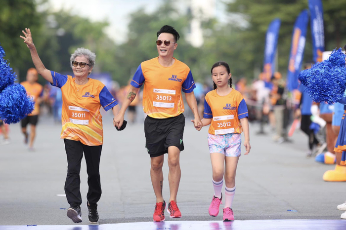 Cả nhà Hoàng Bách đều đam mê thể thao và rất vui khi được tham gia giải chạy Jex Running 2022