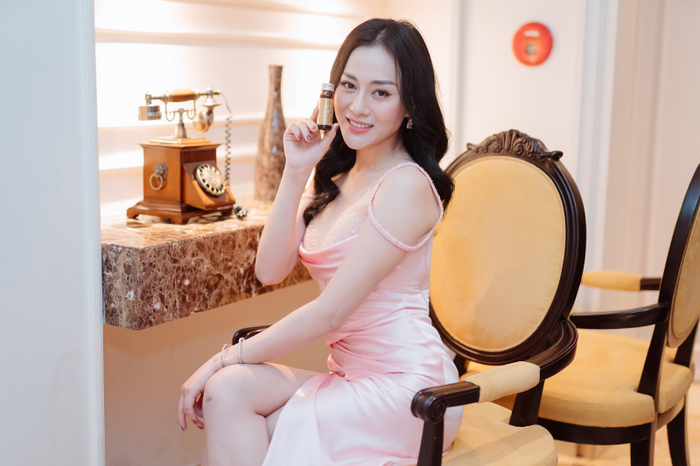 Diễn viên Phương Oanh luôn khiến khán giả trầm trồ bởi làn da “trắng sáng không tì vết” và một trong những bí quyết của cô là sử dụng nước tái sinh tế bào NMN Quattro Liquid 15000