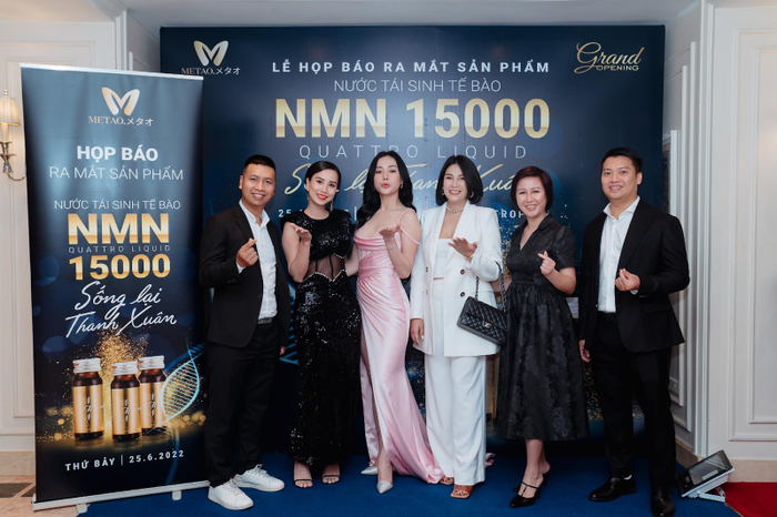 Với lịch trình công việc dày đặc, có nhiều hôm diễn xuất cả ngày lẫn đêm nhưng Phương Oanh luôn xuất hiện rạng rỡ, tươi vui và căng tràn sức sống 