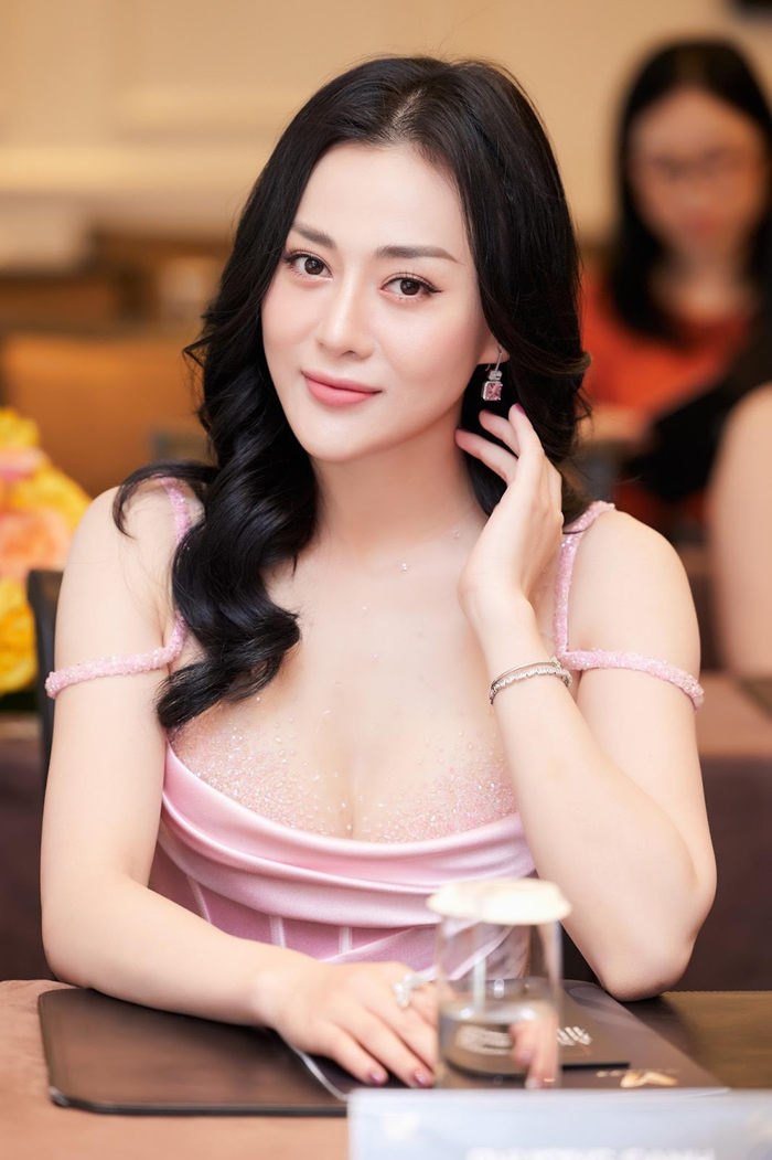 Diễn viên Phương Oanh chia sẻ bí quyết chăm sóc sắc đẹp tại buổi họp báo ra mắt sản phẩm thực phẩm bảo vệ sức khỏe NMN Quattro Liquid 15000