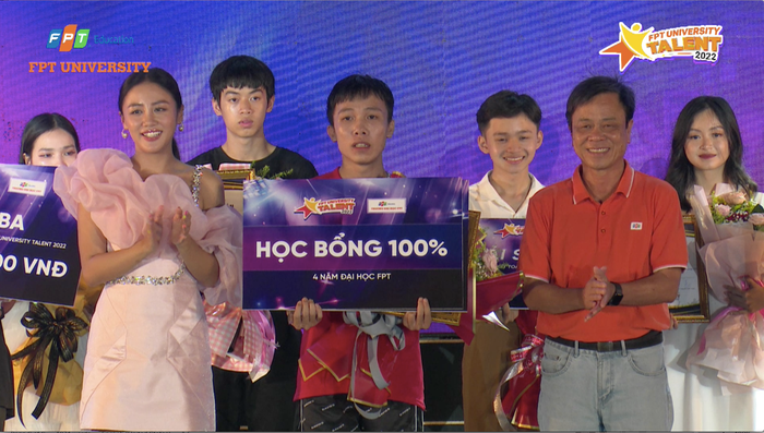 Mang lịch sử và tinh thần Việt Nam vào Rap, nam sinh đa tài đăng quang Quán quân Học bổng tài năng ĐH FPT 2022 Ảnh 10