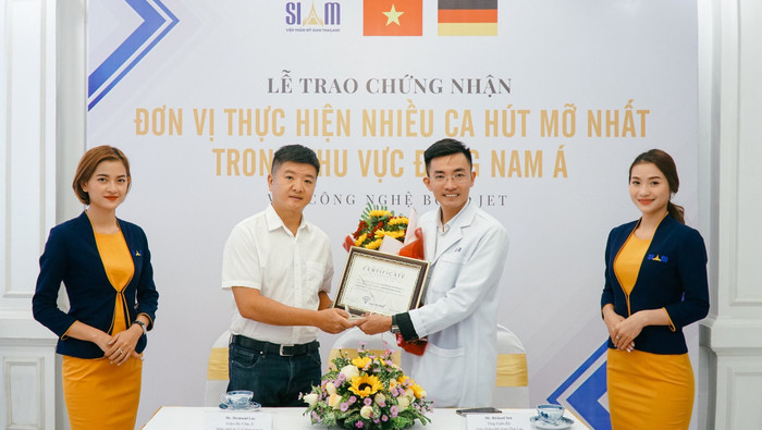 Viện thẩm mỹ Siam Thailand nhận chứng nhận là đơn vị thực hiện nhiều ca hút mỡ nhất&nbsp;Đông Nam Á