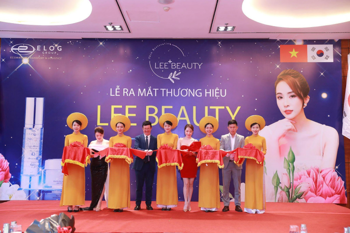 Đại diện và khách mời cắt băng ra mắt thương hiệu Lee Beauty tại Việt Nam&nbsp;