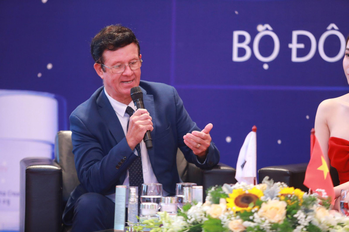 &nbsp;Mr. Mark Hudson chia sẻ về ưu điểm nổi bật của bộ đôi nám Lee Beauty