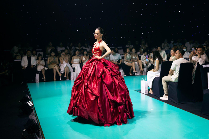 Fashionista Ngân Bích Nguyễn diễn vedette show nail thời trang của Pang Mỹ Nguyên Ảnh 2