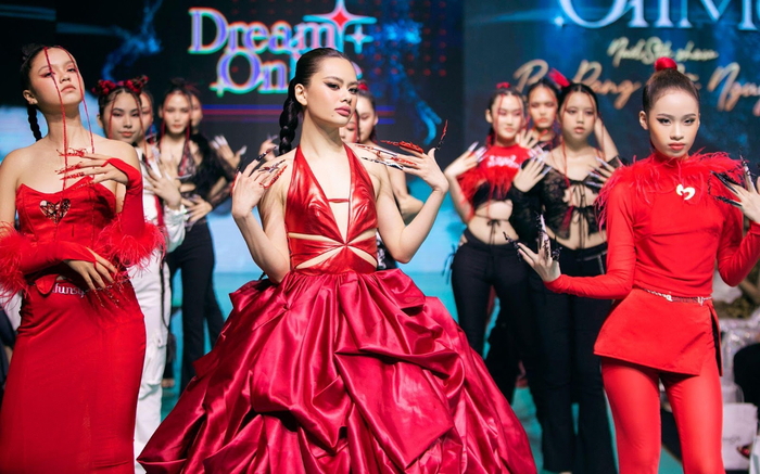 Fashionista Ngân Bích Nguyễn diễn vedette show nail thời trang của Pang Mỹ Nguyên Ảnh 2