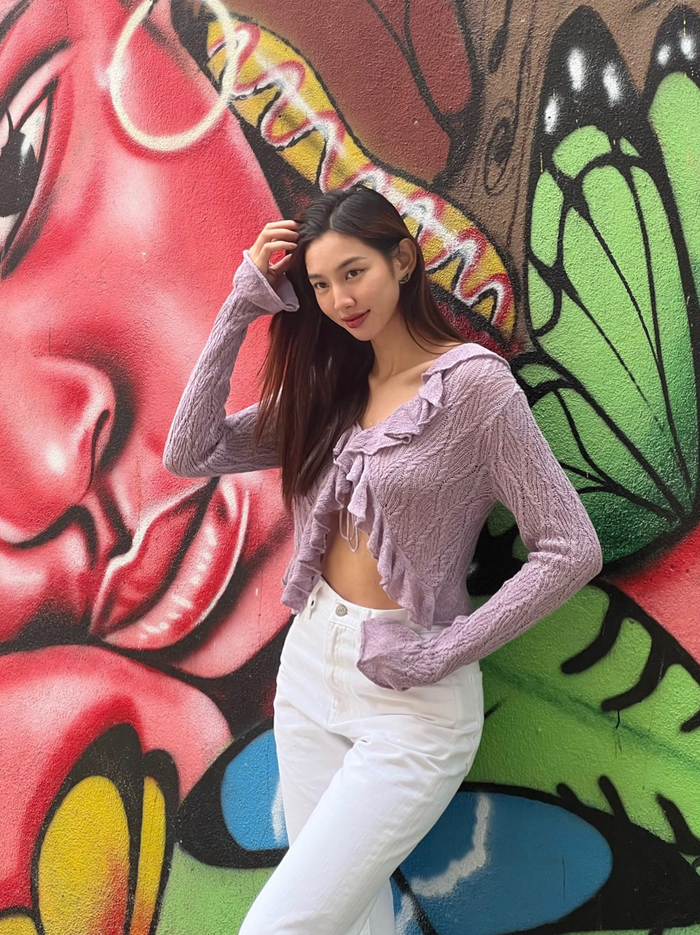 Thiết kế áo cardigan bèo nhún cùng gam màu tím yêu kiều, Thùy Tiên đã khoe khéo vòng eo quyến rũ của mình một cách thật tinh tế.