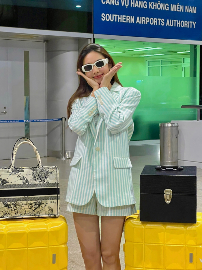 Khoác lên mình chiếc áo blazer cùng quần short mang gam màu trẻ trung, nàng hậu không chỉ thu hút mọi ánh nhìn mà còn thể hiện được phong cách rất riêng của mình.