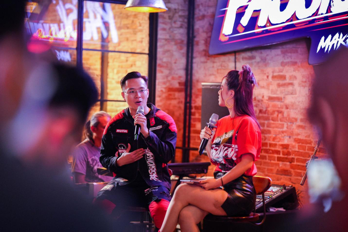 “Signature” là “hương vị” cần được nêm nếm bằng chất riêng để tạo nên một phiên bản hoàn hảo” - biker Lê Gia Huy chia sẻ tại chương trình giao lưu buổi chiều. 