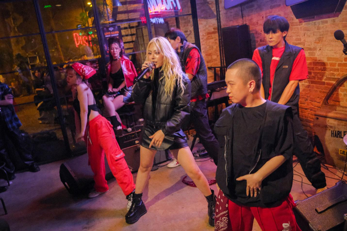 “Vựa muối” Mai Âm Nhạc cuốn hút khi diễn live bản rap “Siêu phẩm tình yêu”. 