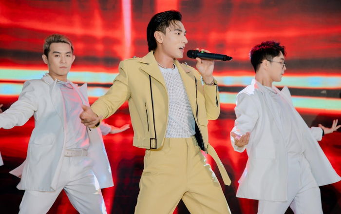 Isaac 'đốt cháy' sân khấu bằng loạt hit tại Lễ ra mắt ghế massage Nhật JP-2000 Ảnh 2