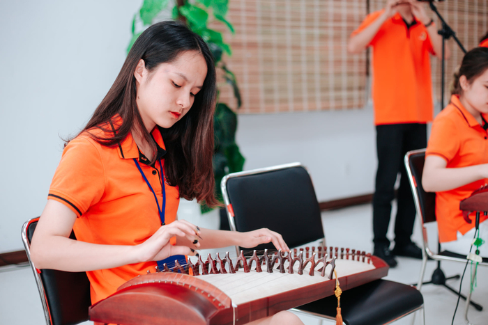 Trong campus ĐH FPT, không khó để bắt gặp hình ảnh các nữ sinh thả dáng bên dây đàn. Hình ảnh nữ tính, hiền dịu này đã làm rung rinh không ít trái tim nam giới