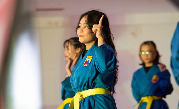 Ngay cả khi diện lên mình bộ võ phục, nữ sinh ĐH FPT vẫn vô cùng đáng yêu khi thể hiện các động tác khoẻ khoắn trên nền nhạc vui nhộn