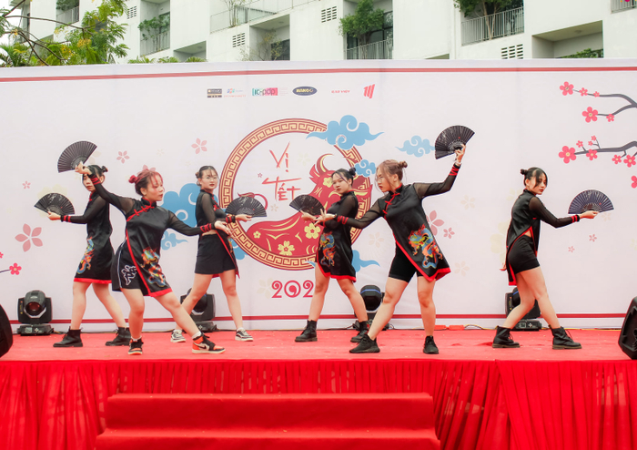 Nếu bạn muốn biết ai đang là “trùm nhan sắc” của trường, đừng ngại hoà mình vào các sự kiện quy mô lớn như F-Camp, Vị Tết… để tìm kiếm nhé. Rất nhiều sinh viên đã được “phát gấu” khi tham gia hoạt động trải nghiệm này rồi đấy