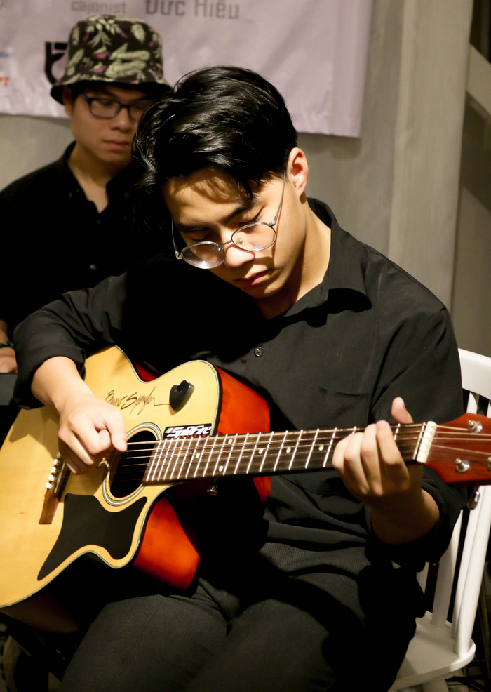 Đừng tin câu nói “dân kỹ thuật khô khan” bởi hình ảnh lãng tử này đã được ghi lại trong một show diễn của CLB âm nhạc ĐH FPT phân hiệu TP. Hồ Chí Minh. Một khi đã lên sân khấu, các bạn sinh viên ĐH FPT đều khiến khán giả sửng sốt bởi những màn trình diễn tràn đầy năng lượng và ngoại hình thách thức mọi camera