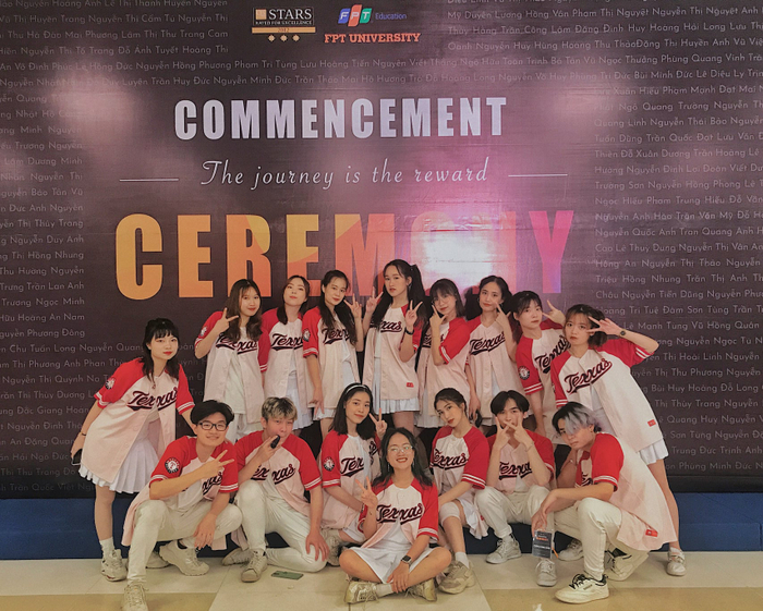 Năm nào cũng vậy, tân sinh viên ĐH FPT đều nhập học với tâm thế hoang mang vì các anh chị trường mình “cháy” quá. ĐH FPT có hàng chục CLB nghệ thuật, văn hóa, đàn hát... và đây là cơ hội để bạn làm quen và sinh hoạt cùng các thần tiên tỷ tỷ, soái ca học đường