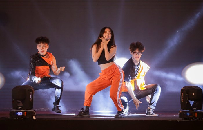 Không chỉ xinh đẹp, các bạn trẻ tại ĐH FPT còn gây ấn tượng với tài năng của mình. Một khi đã “lên đồ”, đảm bảo sẽ “đốt cháy” sân khấu