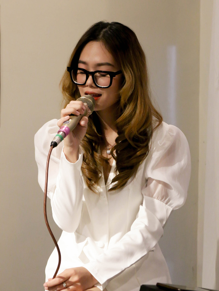 Nữ sinh ĐH FPT dù không là nàng thơ nhưng một khi đã cầm mic và cất giọng hát ngân nga thì chắc chắn sẽ khiến bao người cảm nắng