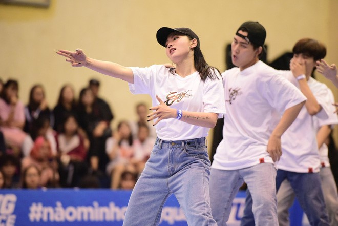 Những bức ảnh bắt khoảnh khắc này không chỉ nhận được sự quan tâm của sinh viên trong trường mà nhanh chóng đạt được tương tác hơn hàng trăm like, share, comment