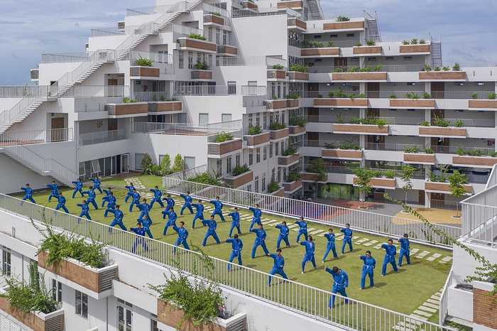 Nhắc đến sinh viên ĐH FPT, ai nấy đều nghĩ tới những bạn trẻ giỏi lập trình, debate bằng ngoại ngữ cực kỳ tự tin và thuyết phục. Thế nhưng bạn sẽ còn tròn mắt ngạc nhiên khi thấy những màn “múa” võ Vovinam thần sầu. Những tiết học thể chất đậm nét văn hóa này là trải nghiệm đặc thù của sinh viên trường F