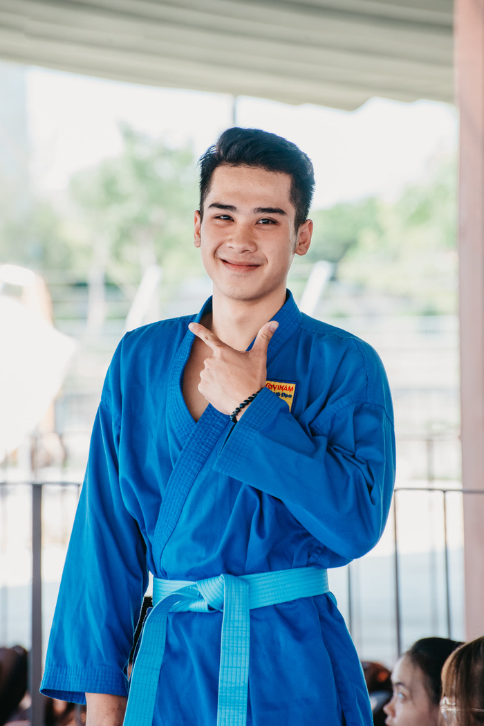 Vovinam thoạt nhìn có vẻ là một môn học khô khan nhưng sinh viên ĐH FPT lại vô cùng sáng tạo biến môn học này trở nên hấp dẫn. Các giờ học Vovinam thường được kết hợp linh hoạt với hoạt động diễn kịch, chơi game, tập võ trên nền nhạc… để trở nên mềm mại, sôi động hơn