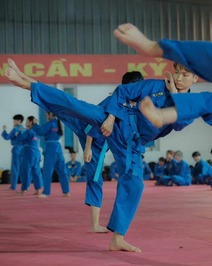 Con trai giỏi võ là chuyện bình thường, con gái tinh thông võ thuật cũng là chuyện… không có gì hiếm thấy nếu như bạn tới thăm ĐH FPT. Khi đã trở thành một “mảnh ghép” tại đây, các nữ sinh dù “bánh bèo” cỡ nào cũng sẽ nhanh chóng 'biến hình' khi đứng trên sàn tập