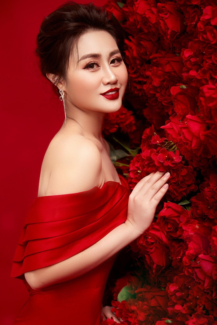 Hoa Hậu MC Nguyễn Mai Anh rực rỡ ấn tượng với sắc đỏ mãnh liệt