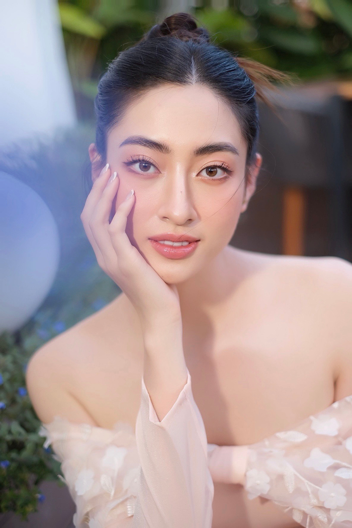 Hình ảnh hoa hậu Lương Thuỳ Linh đi dự sự kiện ngay sau khi tạo sợi lông mày FlyBrows