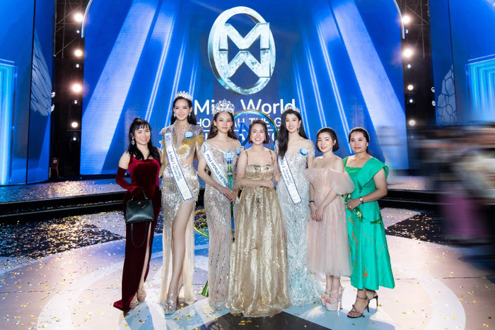Tân Hoa hậu Miss World Viet Nam 2022 rạng rỡ bên đại diện thương hiệu nhà tài trợ Bạc MisaoDream - CEO Nguyễn Việt Anh.