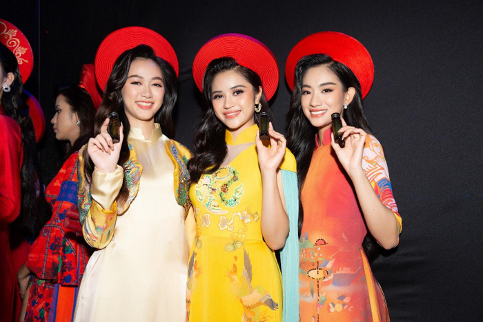 Peauhonnête NMN Arg Liquid 12000 là sản phẩm luôn đồng hành cùng nhan sắc và vẻ đẹp của các thí sinh Miss World Việt Nam 2022