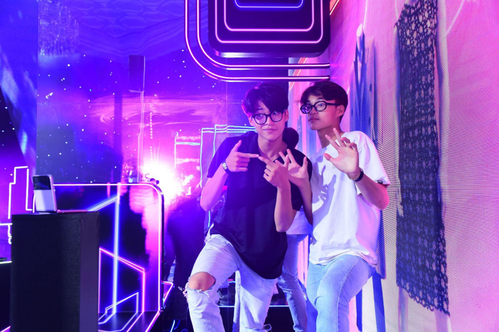 Để hiểu rõ khả năng của Galaxy Z Flip4, các bạn trẻ nhanh chóng nhập cuộc để giao lưu cùng thử thách nhỏ từ Juky San bằng cách sử dụng tính năng Flex Cam và selfie rảnh tay để sáng tạo bức ảnh đáng giá nhất 