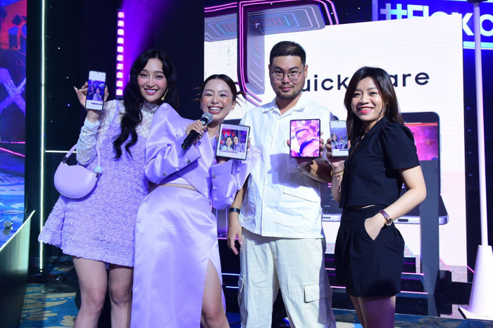 Không chỉ sử dụng Flex Cam thành thạo, Juky San còn mộ phạm nhiều tính năng hữu ích khác như chế độ Quick Shot không cần mở máy để chụp hình cùng fan và sử dụng Quick Share để “bắn” ảnh cho fan ngay tại sân khấu. Ảnh selfie từ chế độ Quick Shot chất lượng cao đến mức 1 Samfan có thể zoom để tìm thấy mình trong bức ảnh.